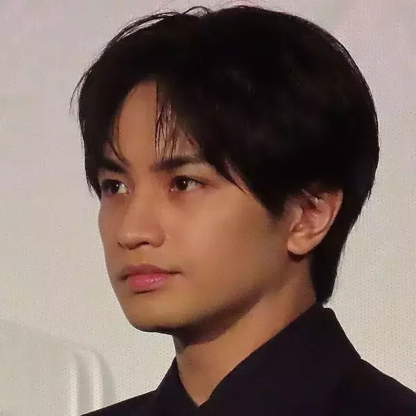 元Sexy Zone中島健人が「NHK夜ドラ」好演も…気になる元E-girls鷲尾伶菜との交際の行方