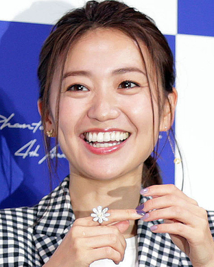 大島優子 お腹がチラリ 見事な腹筋に 努力の賜物ですな 15年5月25日 エキサイトニュース