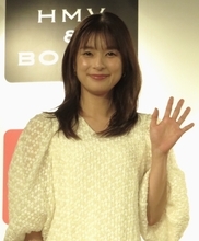 芳根京子が初のカレンダー発売 “吉永小百合的な清涼感”とノースキャンダルのプロ意識の高さ