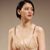 「三吉彩花が雰囲気激変！ 背中の大胆な「一輪の花のタトゥー」披露の波紋と韓国進出」の画像1