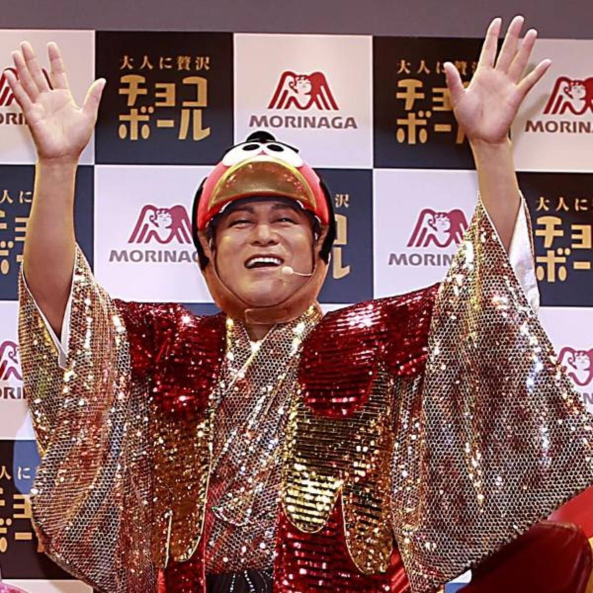 松平健の“金ピカ将軍リフティング”が大きな話題 コミカルCM出演の裏に 