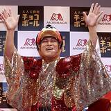 「松平健の“金ピカ将軍リフティング”が大きな話題 コミカルCM出演の裏に勝新太郎と中村玉緒への感謝」の画像1