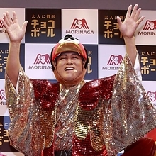 松平健の“金ピカ将軍リフティング”が大きな話題 コミカルCM出演の裏に勝新太郎と中村玉緒への感謝