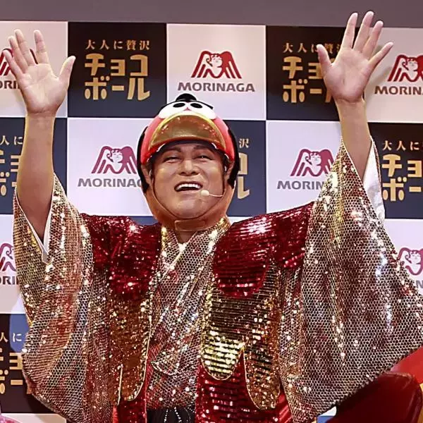 松平健の“金ピカ将軍リフティング”が大きな話題 コミカルCM出演の裏に勝新太郎と中村玉緒への感謝
