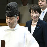 「高市“安倍イタコ政権”にSNSでは《マジでキモい!!!》の声も 伊勢神宮参拝に元首相の遺影持参で物議」の画像1