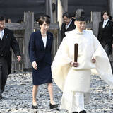 「高市“安倍イタコ政権”にSNSでは《マジでキモい!!!》の声も 伊勢神宮参拝に元首相の遺影持参で物議」の画像2