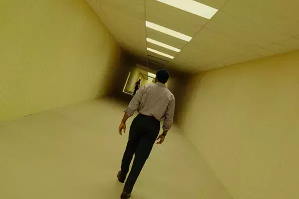 “出口がない”“終わりが見えない”…「バックルームズ」は不安感が漂うホラー・スリラー（金澤誠／映画ライター）