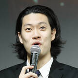 「粗品（霜降り明星）は過激さと実力を併せ持つお笑い界の「台風の目」【2026新春「笑」芸人解体新書】」の画像1