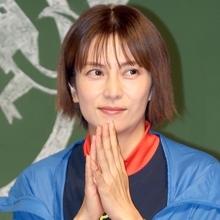 柴咲コウは「キャリア女性の憧れ」年齢と外見のギャップに加え、スナック通いに“ぬいぐるみ症”も