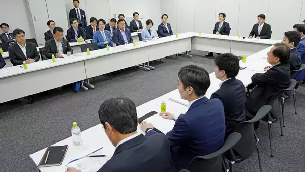 「2年限定の飲食料品の消費税ゼロ」がなぜか「給付」に一本化？「国民会議」案の定“迷走”の舞台裏