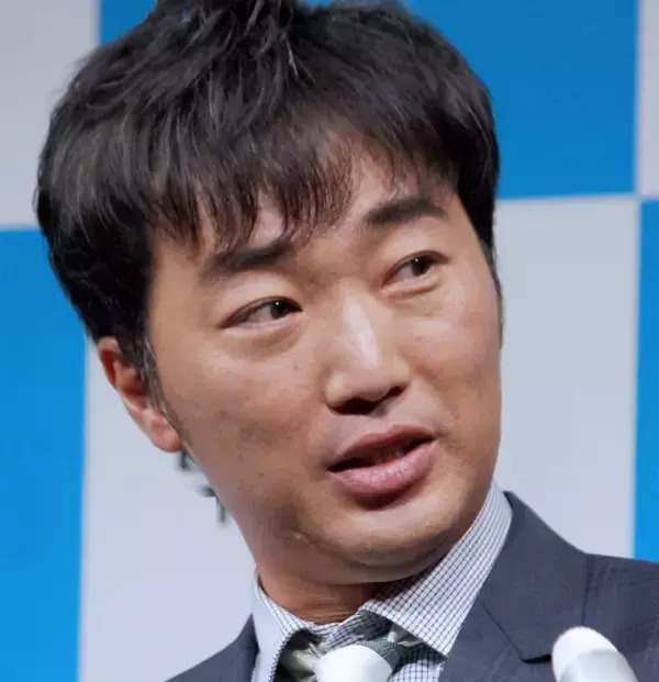 「スピードワゴン」小沢一敬が慶応大通信課程の学生に 松本人志「アテンド芸人」の下心とは