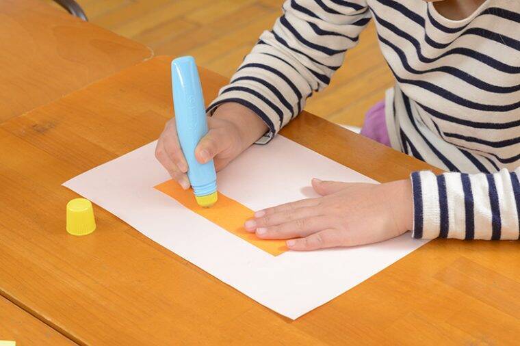 でんぷん素材で子どもでも安心して使える！ 手で持って直接塗れる「ヤマト糊 タピコ」新発売