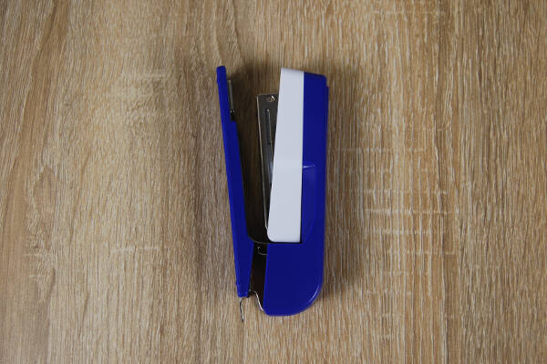 マガジン部分が くるくる と大回転 つい真似したくなる ラクラク中とじ機能 が人気の100均グッズ まわるホッチキス 18年8月28日 エキサイトニュース