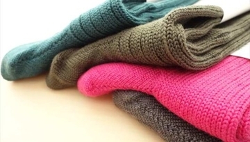 派手色ソックスで遊ぼう。暗めコーデに効く「上質な靴下」5選