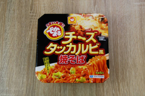 カップ麺大全 チーズとラー油の香りがたまらない マルちゃんの でかまる チーズタッカルビ風焼そば 19年3月2日 エキサイトニュース