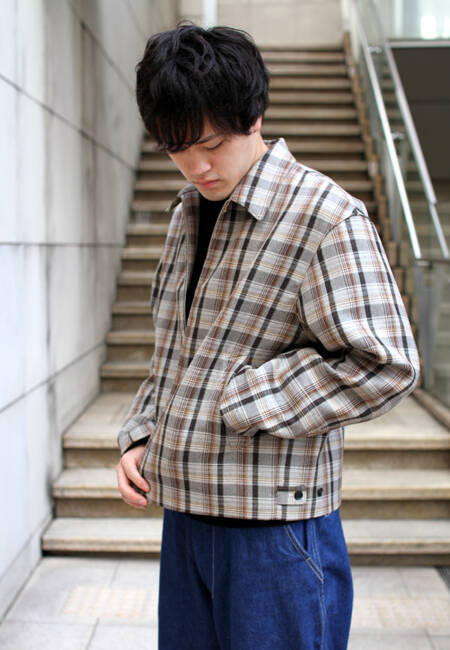 オーラリー〉より人気のジップブルゾンが入荷。多色使いのチェック柄が 