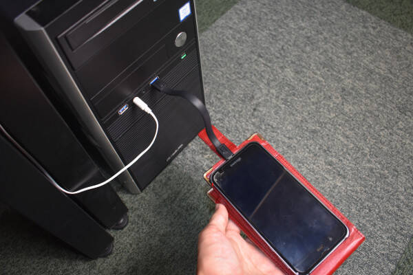 見た目は黒いストラップ 携帯性バツグンの Microusb 充電ケーブル キーホルダータイプ 19年10月25日 エキサイトニュース