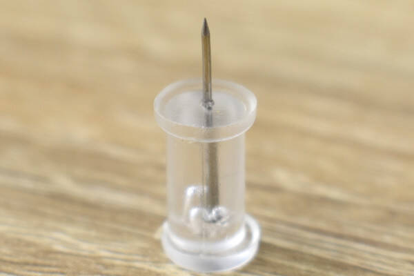 画鋲の穴が気になる人に朗報！ 約0.6mmの針を採用したダイソー「スリムな針のプッシュピン 35本」
