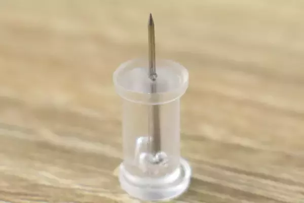「画鋲の穴が気になる人に朗報！ 約0.6mmの針を採用したダイソー「スリムな針のプッシュピン 35本」」の画像
