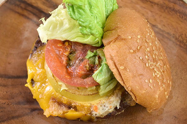 ハンバーガーの常識が覆る!? 肉汁がドバドバ溢れ出す「クラシックWWバーガー」(フレッシュネスバーガー)