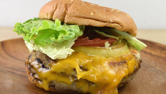 ハンバーガーの常識が覆る!? 肉汁がドバドバ溢れ出す「クラシックWWバーガー」(フレッシュネスバーガー)