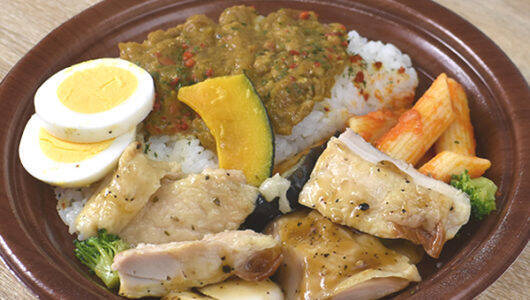 カレー+αの「ソリューション」が素晴らしい! ファミマの「キーマカレー&グリルチキンプレート」が食べても食べても飽きない