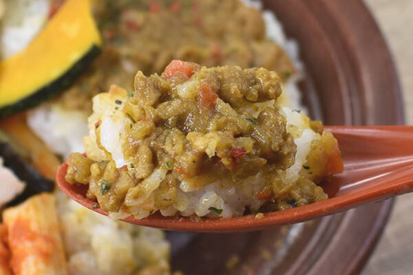 カレー+αの「ソリューション」が素晴らしい! ファミマの「キーマカレー&グリルチキンプレート」が食べても食べても飽きない