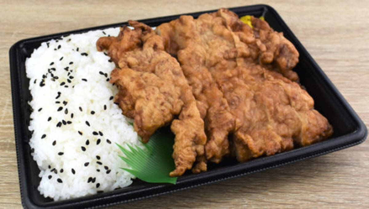 で デカすぎ 巨大なとり肉を心ゆくまで味わえるファミマの 山賊焼き弁当 年4月日 エキサイトニュース