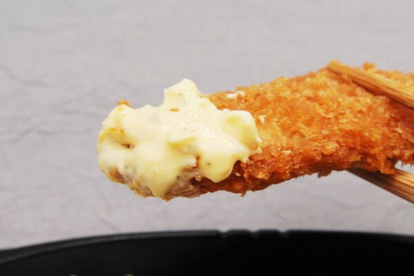 タルタルソースと絡めると最高…！ 3種類のフライが楽しめるセブンの「まんぷく！ ミックスフライ（国産あじ使用）」