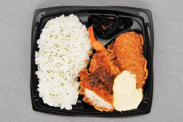 タルタルソースと絡めると最高…！ 3種類のフライが楽しめるセブンの「まんぷく！ ミックスフライ（国産あじ使用）」