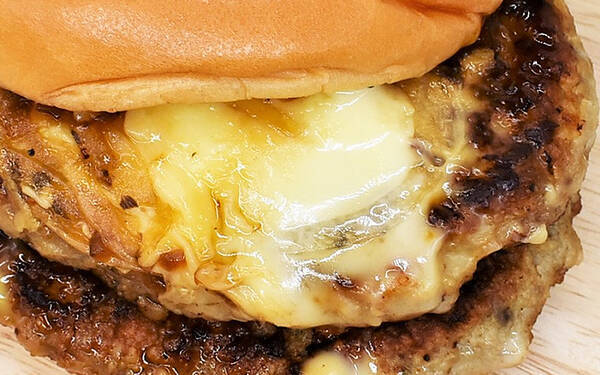 とびきりハンバーグサンド シリーズ史上最高傑作 ボリュームたっぷりなモスの ダブルとびきりチーズ 北海道産ゴーダチーズ使用 2020年8月6日 エキサイトニュース