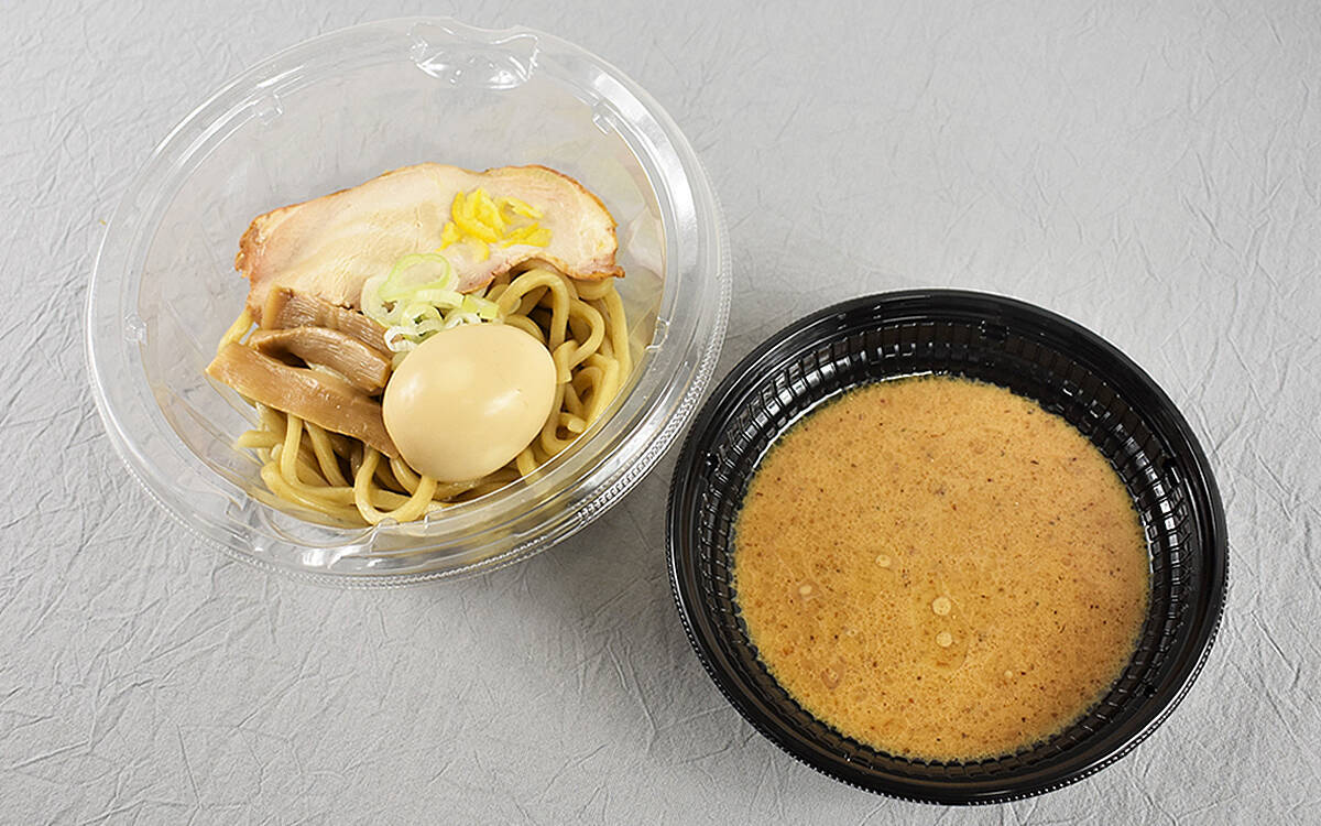 人気ラーメン店 とみ田 の神髄炸裂 極太麺をガッツリ食べられるセブンの とみ田監修 濃厚豚骨魚介 味玉冷しつけ麺 年8月日 エキサイトニュース