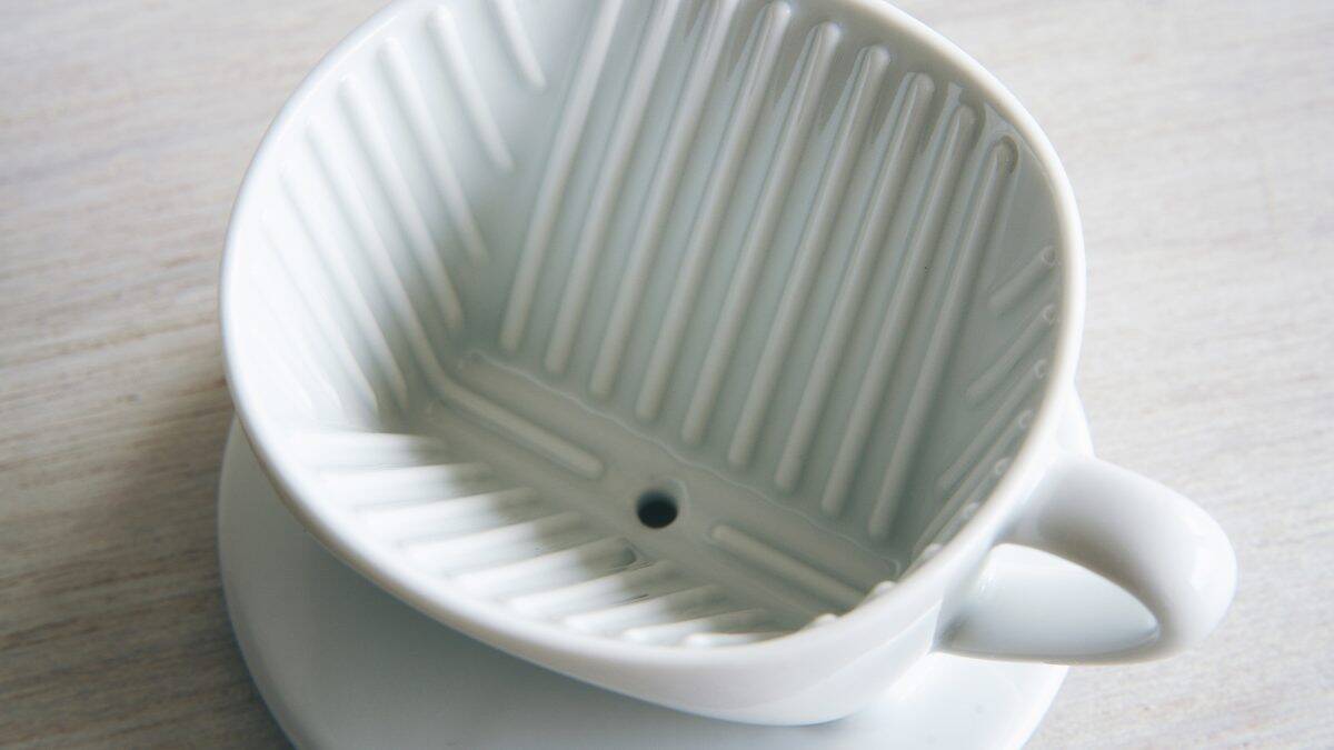 ブランド伝統の1つ穴方式と、日本の伝統磁器「波佐見焼」を採用！ 一点のごまかしのきかない無地・無着色「波佐見焼コーヒーフィルター」