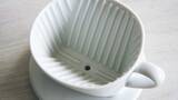 「ブランド伝統の1つ穴方式と、日本の伝統磁器「波佐見焼」を採用！ 一点のごまかしのきかない無地・無着色「波佐見焼コーヒーフィルター」」の画像3