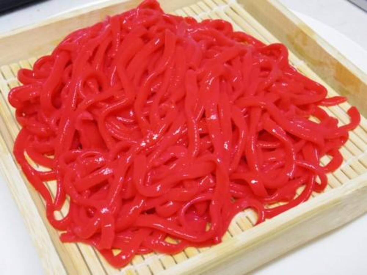 麺派の僕は赤飯より赤麺でお祝いをしたい ヌードルメーカーで赤いうどんを作ってみた 15年10月4日 エキサイトニュース