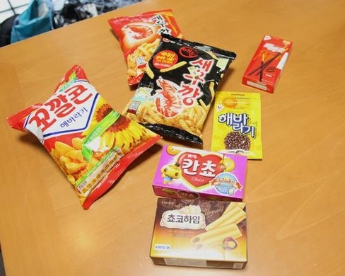 韓国のマーケットで買った きのこの山 と おっとっと の類似品お菓子 現地の人は類似品と知らない人がほとんど 13年4月13日 エキサイトニュース