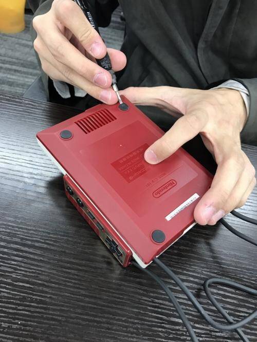 ファミコン108台所有していたガジェ通スタッフによる ニンテンドークラシックミニ ファミリーコンピュータ 分解フォトレビュー 初代 ファミリーコンピュータ との比較あり 16年11月10日 エキサイトニュース 3 4