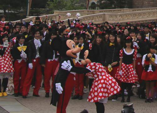 動画 ミッキー ミニー500人仮装で ミッキー マウスマーチ の パラパラ 踊ってみた 17年9月8日 エキサイトニュース