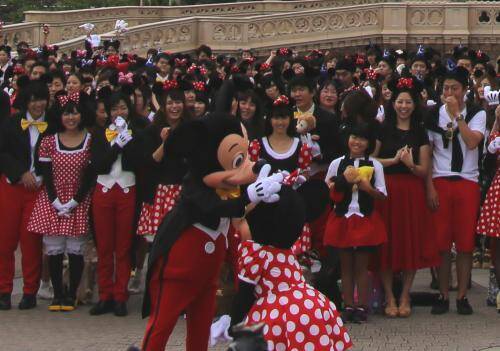 動画 ミッキー ミニー500人仮装で ミッキー マウスマーチ の パラパラ 踊ってみた 17年9月8日 エキサイトニュース
