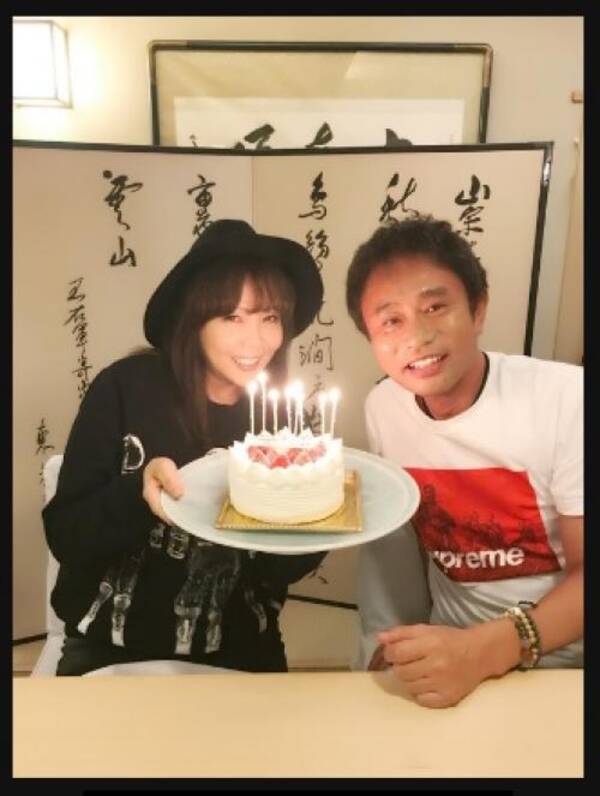 浜田雅功さん 小川菜摘さん波乱乗り越え結婚28周年 ブログでラブラブ2ショット公開お披露目 17年10月16日 エキサイトニュース