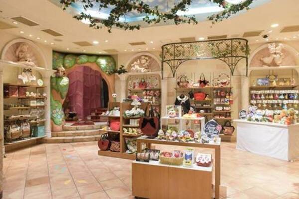 ディズニーストア渋谷公園通り店には撮影スポットも 白雪姫 80周年で記念グッズ多数ラインナップ オタ女 17年10月21日 エキサイトニュース