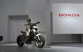 【東京モーターショー2017】バイクが自立するアシスト技術　ホンダが『Honda Riding Assist-e』コンセプトモデルを出展