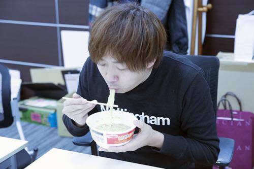 トリ から イヌ へ エースコック トリカライヌードル 辛口鶏白湯味 がスパイシー 濃厚 18年1月5日 エキサイトニュース