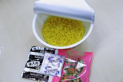 トリ から イヌ へ エースコック トリカライヌードル 辛口鶏白湯味 がスパイシー 濃厚 18年1月5日 エキサイトニュース