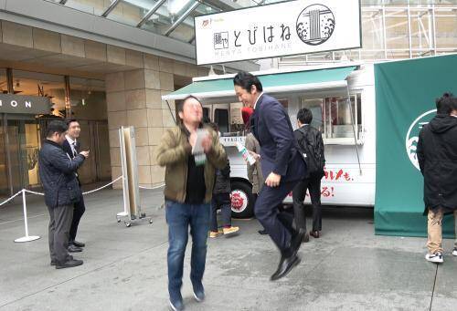 とびはねグルメ の300円ラーメンを提供する 麺や とびはね がオープン 主催の花王担当者にとびはねながらインタビューしてみた 18年3月23日 エキサイトニュース 3 3
