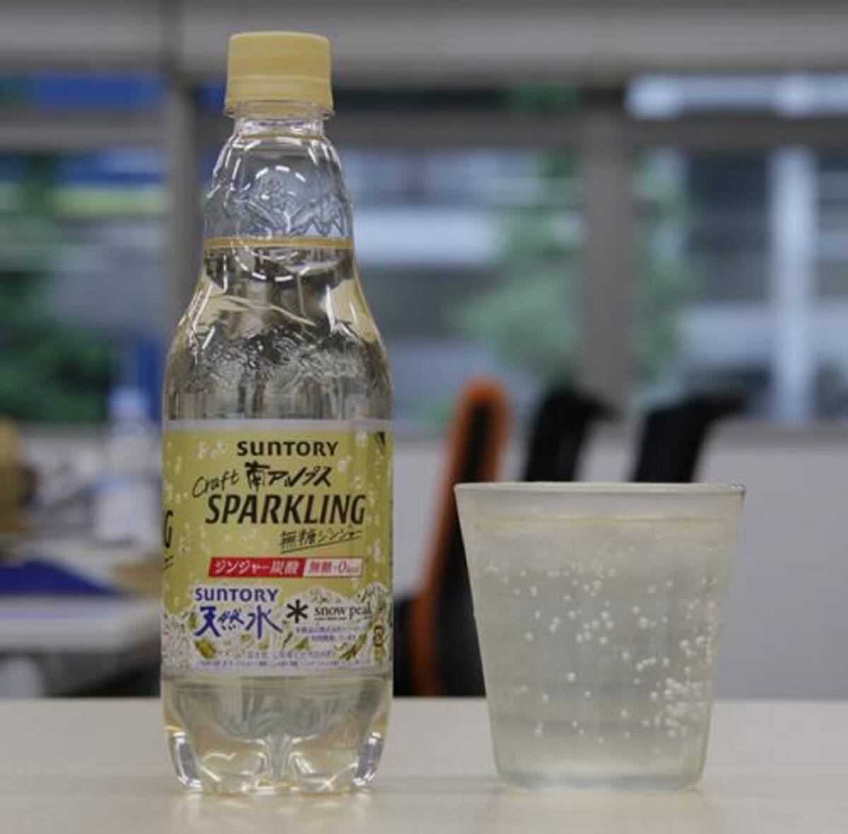 天然水 ブランドから初の色つき強炭酸水登場 サントリー 南アルプス クラフトスパークリング 無糖ジンジャー を飲んでみた 18年6月6日 エキサイトニュース