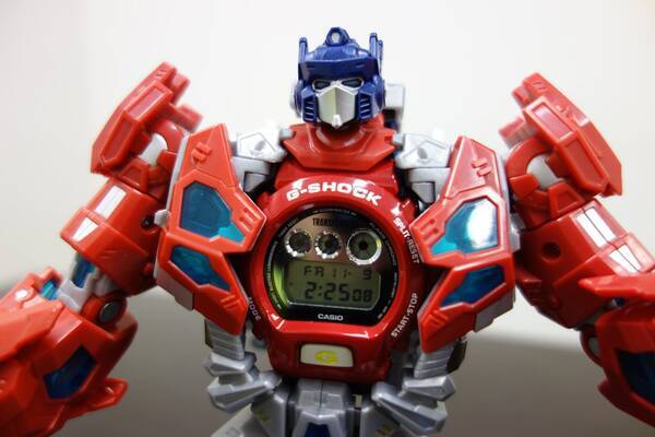 コラボムービーから1年越しで実現 G Shock と トランスフォーマー がコラボした マスターオプティマスプライム レゾナントモード G Shockセット 18年11月16日 エキサイトニュース