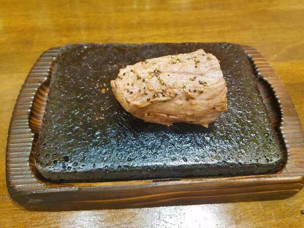 溶岩石プレートで焼く肉塊 替え肉システムもうれしい沖縄の やっぱりステーキ 2018年12月20日 エキサイトニュース