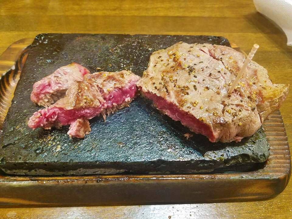 溶岩石プレートで焼く肉塊 替え肉システムもうれしい沖縄の やっぱりステーキ 2018年12月20日 エキサイトニュース