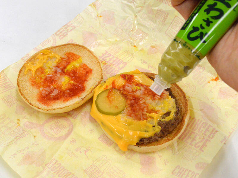 マクドナルドのチーズバーガーにわさびを注入するとアナタは禁断の味を知ることになる　「もう後戻りできない悪魔的ウマさ」